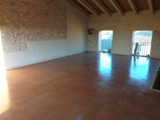 Pavimento de hormigón pulido decorativo en vivienda en Tarragona 2