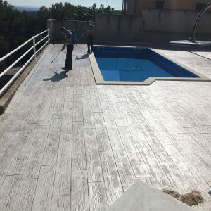 pavimento impreso hormigón entorno piscina Tarragona (1)