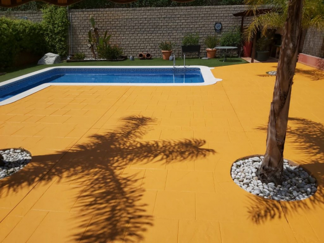 pavimento impreso hormigón entorno piscina Tarragona (2)