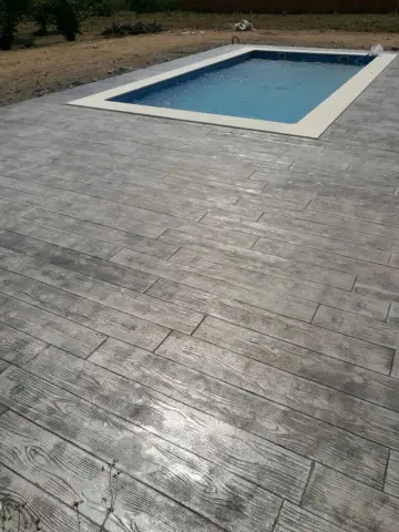 pavimento impreso hormigón entorno piscina Tarragona (4)