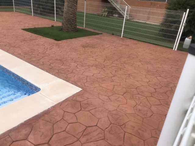 pavimento impreso hormigón entorno piscina Tarragona (5)