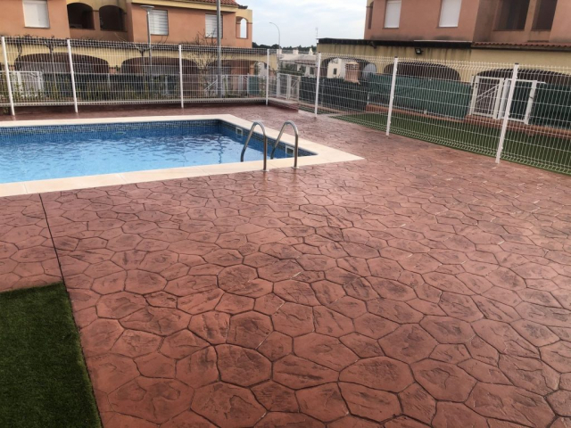 pavimento impreso hormigón entorno piscina Tarragona (7)