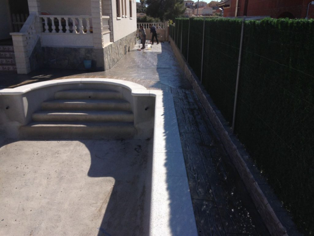 pavimento impreso hormigón entorno piscina Tarragona (9)