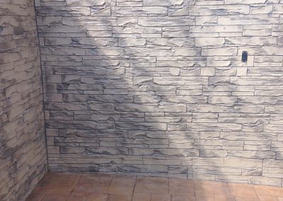 Impreso en fachada molde piedra, color base113 y desencofrante gris.
