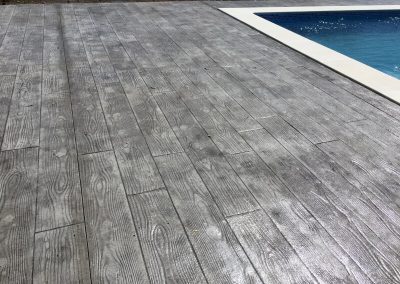Impreso imitación madera color 103 con gris oscuro.