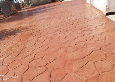 Pavimento Impreso molde Mallorquina color marrón en Masia de Riudoms.