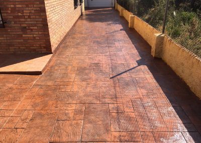 Pavimento impreso en molde Mares colores 104 y 105 cuero y marrón. Obra en vivenda.