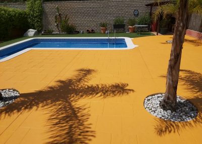 Pavimento impreso jardín piscina casa particular.