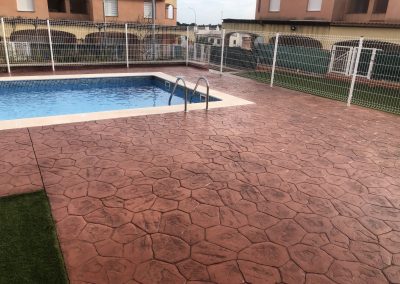 Pavimento impreso molde mallorquina piscina comunitaria.