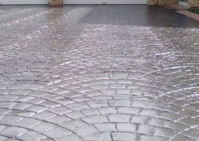 Pavimento impreso molde romano color gris vivienda.