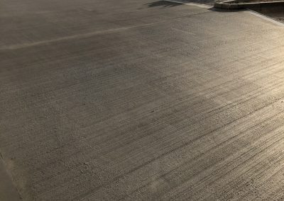 Pavimento rayado color gris oscuro