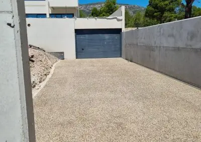 Pavimento de hormigón árido lavado en vivienda L'Hospitalet de L'Infant.